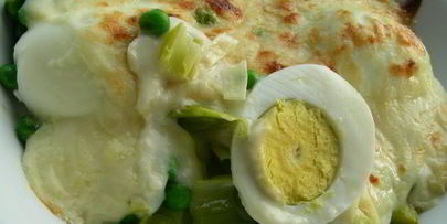 гратен с луком-пореем и яйцами
