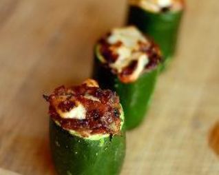 Кабачки, фаршированные овощами и козьим сыром