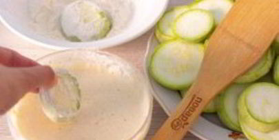 кабачки в йогуртовом кляре с сыром