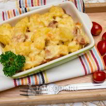 Рецепт Картофель, тушенный с сосисками под сырной шубкой