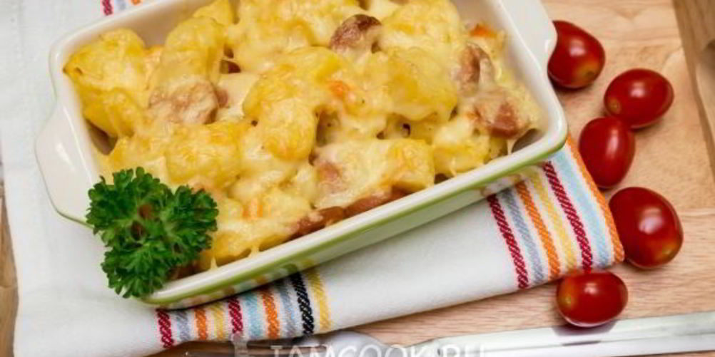 Рецепт картофель, тушенный с сосисками под сырной шубкой