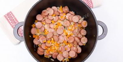 картофель, тушенный с сосисками под сырной шубкой
