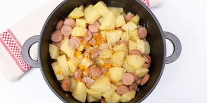 картофель, тушенный с сосисками под сырной шубкой