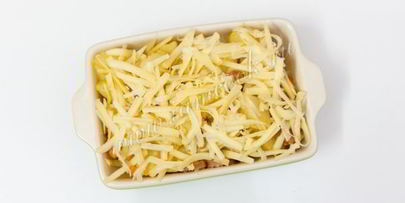 картофель, тушенный с сосисками под сырной шубкой