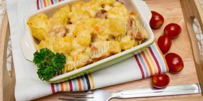 картофель, тушенный с сосисками под сырной шубкой