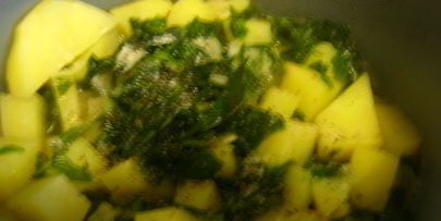 картофель, тушенный со снытью