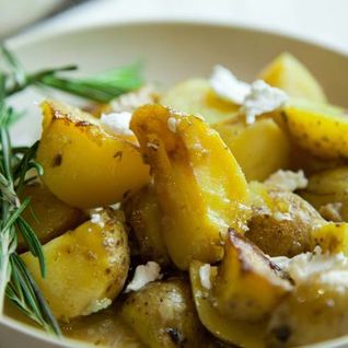 Картофель, запеченный с лимоном и чесноком