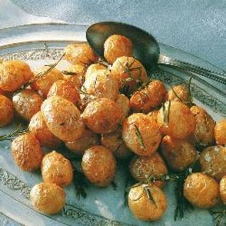 Молодой картофель запеченный с розмарином