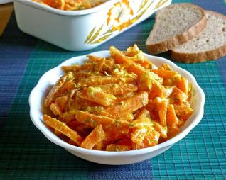 Морковь тушеная с луком и сметаной