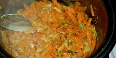 морковь тушеная с луком и сметаной