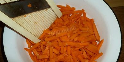 морковь тушеная с луком и сметаной