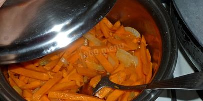 морковь тушеная с луком и сметаной