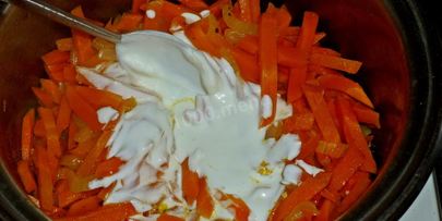 морковь тушеная с луком и сметаной