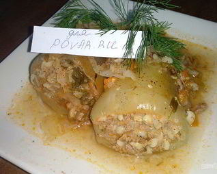 Перец, фаршированный булгуром, мясом и овощами