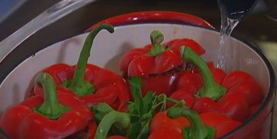 перец, фаршированный мясом и красным рисом