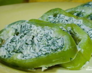 Перец, фаршированный творогом и сыром