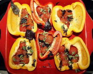 Перец запеченый с томатами черри, базиликом и майораном