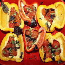 Рецепт Перец запеченый с томатами черри, базиликом и майораном