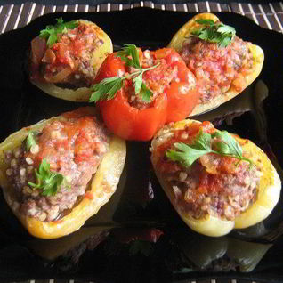 Половинки перцев, фаршированных булгуром и мясом