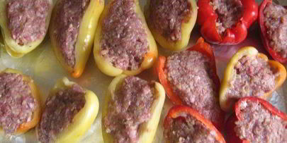 половинки перцев, фаршированных булгуром и мясом