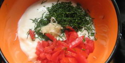 половинки перцев, фаршированных булгуром и мясом