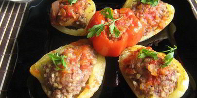 половинки перцев, фаршированных булгуром и мясом