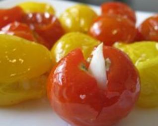 Помидоры черри запеченные с чесноком