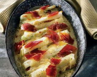 Порей, запеченный с сыром и ветчиной