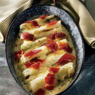 Порей, запеченный с сыром и ветчиной