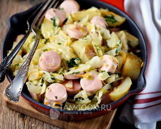 Тушеная капуста с картошкой и сосисками