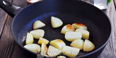 тушеная капуста с картошкой и сосисками