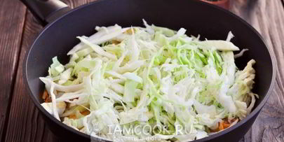 тушеная капуста с картошкой и сосисками