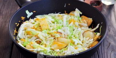 тушеная капуста с картошкой и сосисками