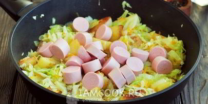 тушеная капуста с картошкой и сосисками