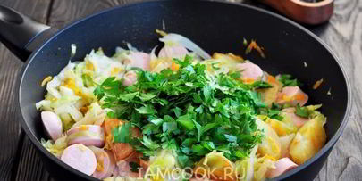 тушеная капуста с картошкой и сосисками