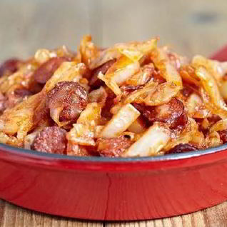 Тушеная капуста с колбасками