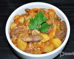 Тушеная картошка с куриными потрошками