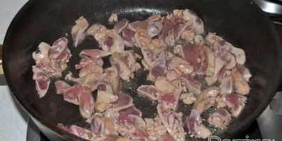 тушеная картошка с куриными потрошками