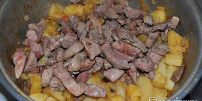 тушеная картошка с куриными потрошками
