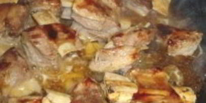 тушеная картошка со свиными ребрышками