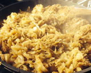 Тушеная кислая капуста