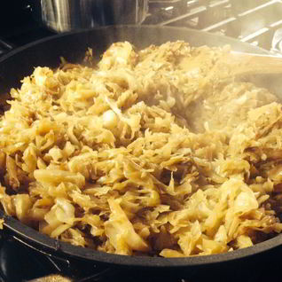 Тушеная кислая капуста