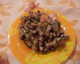 Запеченная фасоль с беконом и сардельками