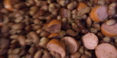 запеченная фасоль с беконом и сардельками