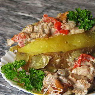Запеченный картофель с шампиньонами и грудинкой