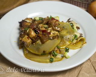 Запеченные кабачки с курицей и овощами