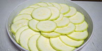 запеченные кабачки с курицей и овощами