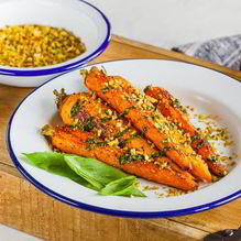 Рецепт Жареная морковь с песто и фисташками