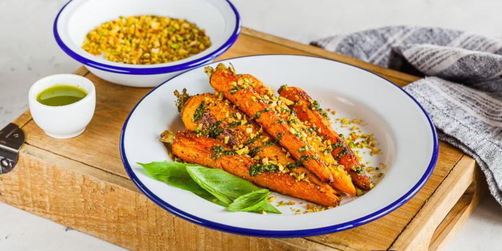 Рецепт жареная морковь с песто и фисташками