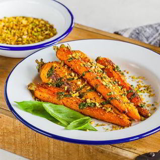 Жареная морковь с песто и фисташками
